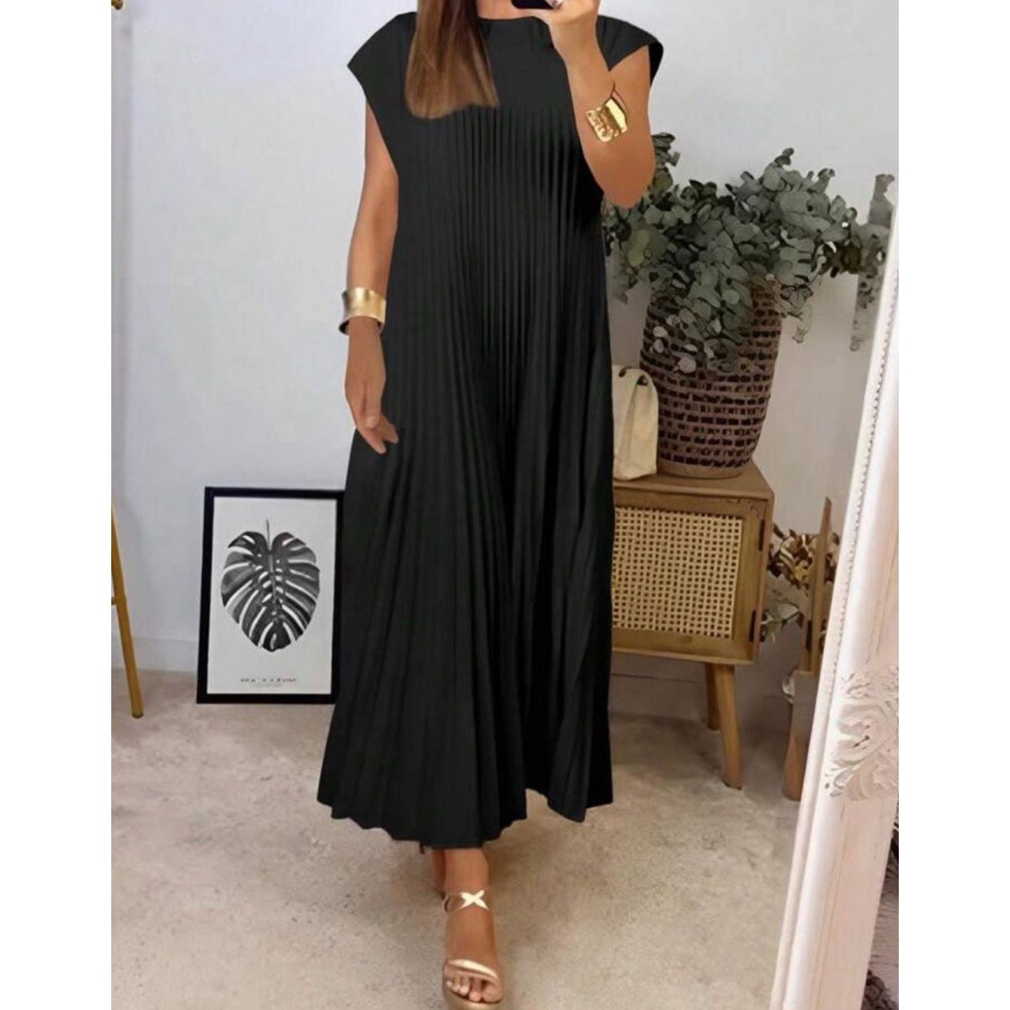 O-Neck sleeveless pleated elegant dress.